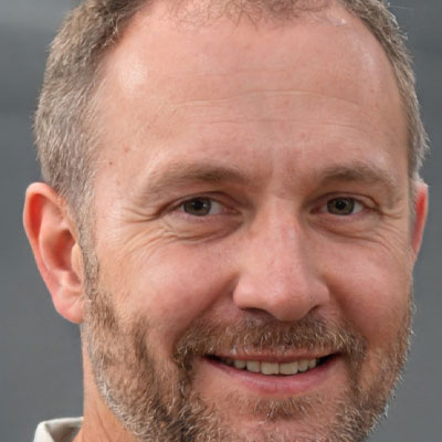 headshot of landscaping expert Tom Polkinghorne