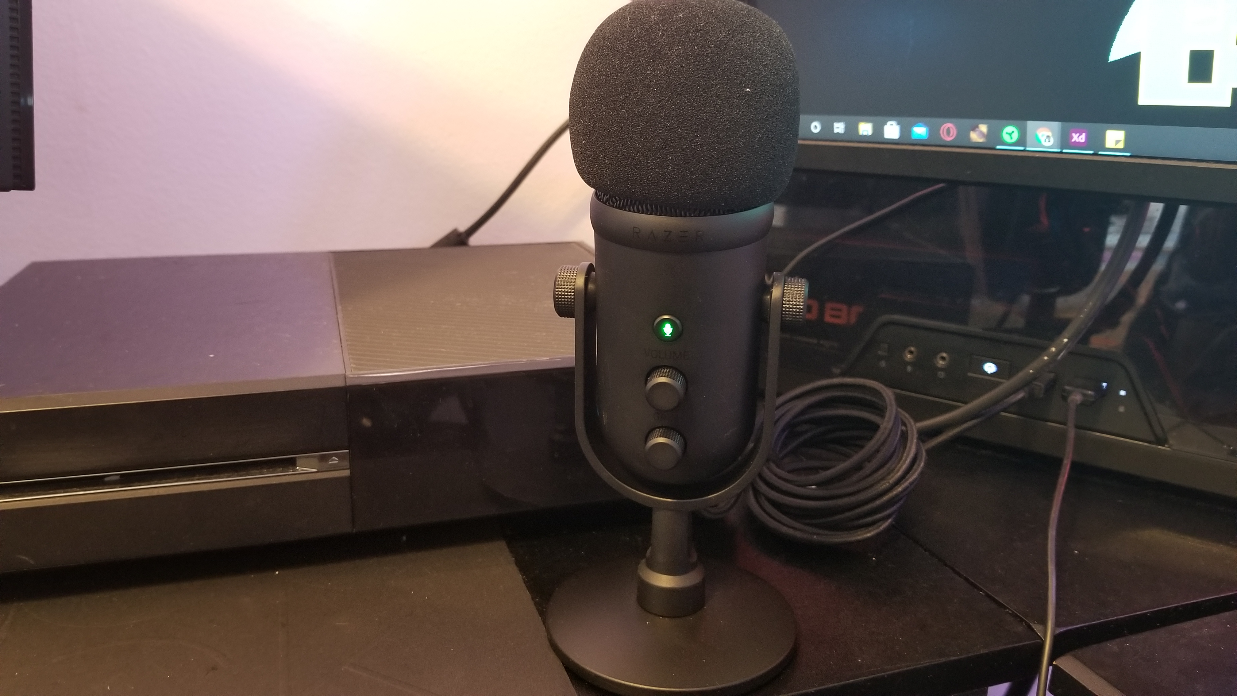 Razer Seiren V2 Pro USB Mic with Broadcast Arm and Pop Filter