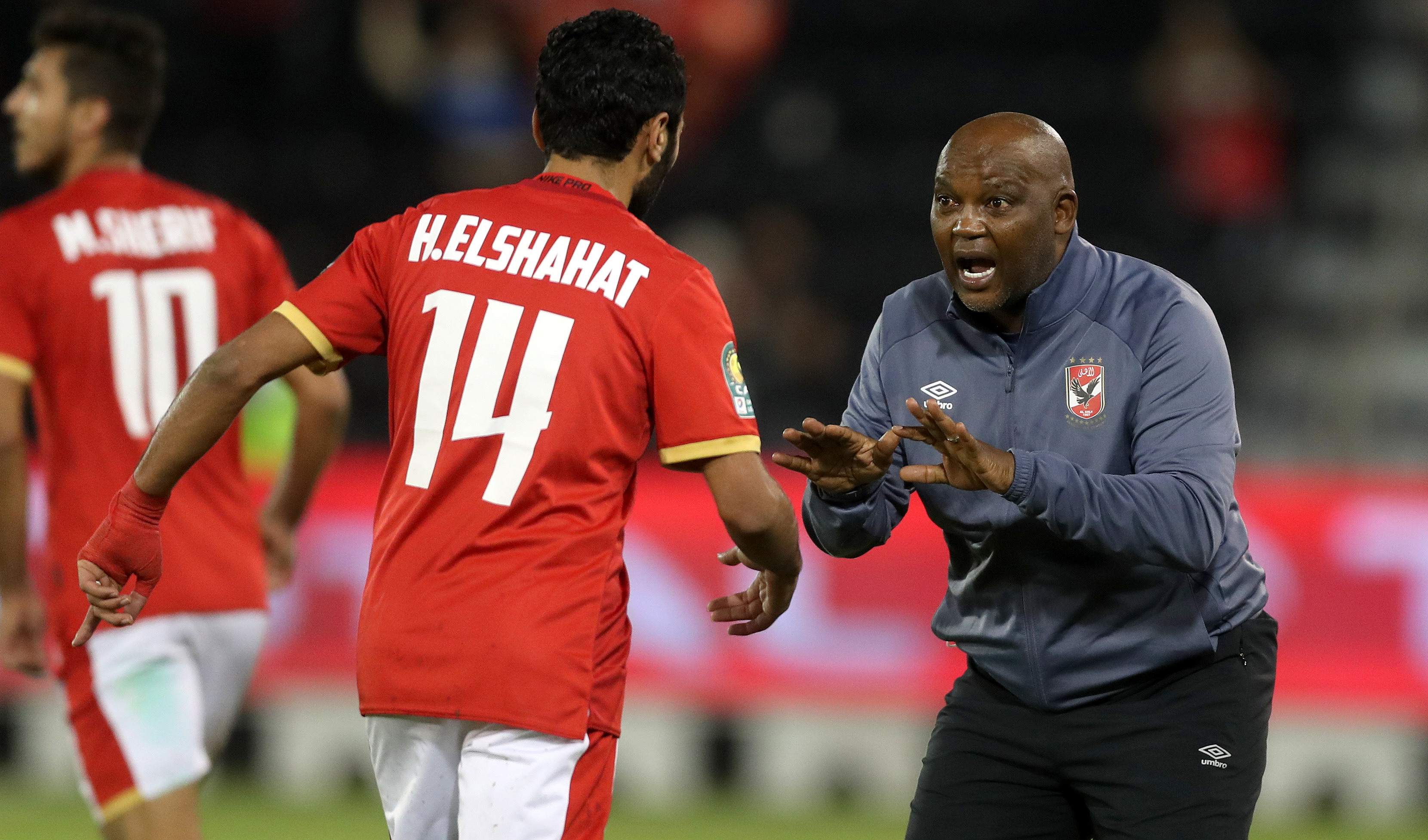 Al Ahly coach Pitso Mosimane talks to Huessein El Shahat of Al Ahly