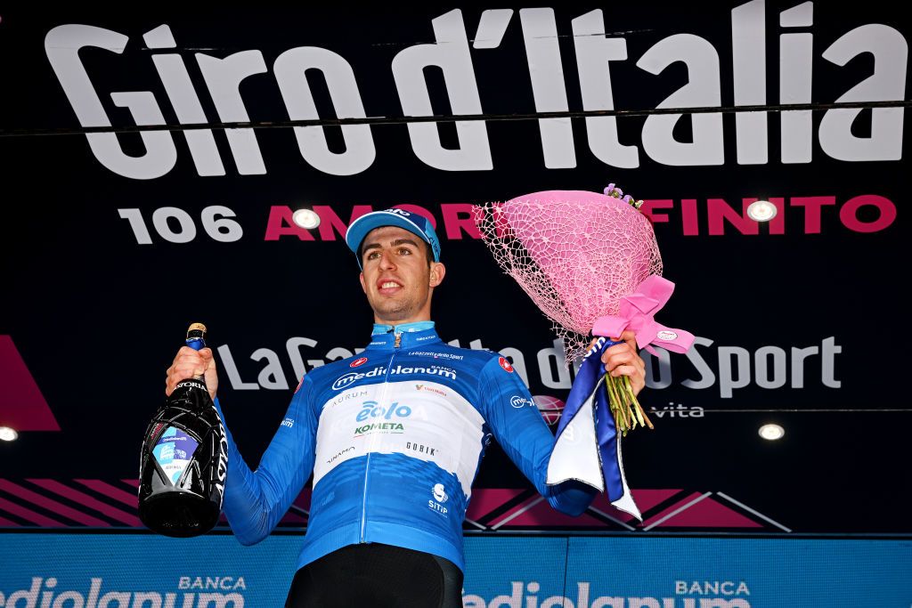 Davide Bais wins stage 7 and moves into the lead of the mountain classification at the Giro d&#039;Italia