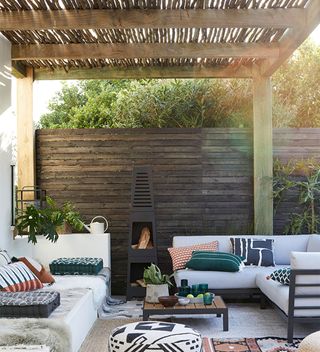 Pergola ideas with outdoor living area