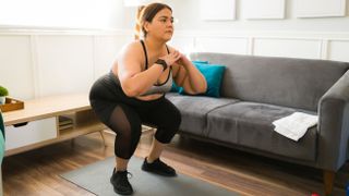 Do 30-day fitness challenges work: Image shows woman doing squats