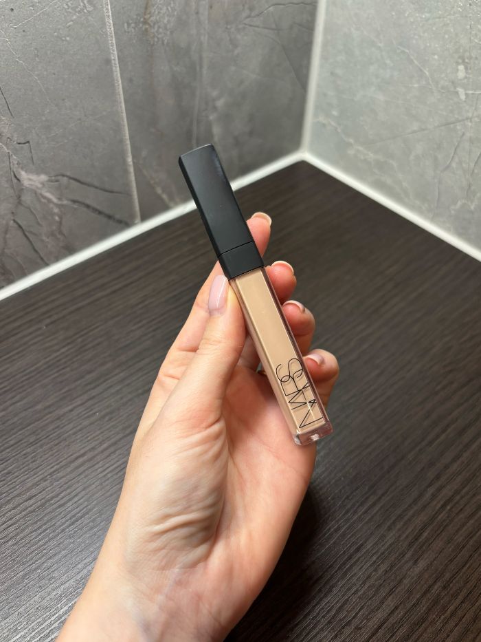 Deputy beauty editor Grace Lindsay holding a Nars concealer
