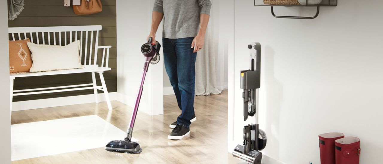 LG cordzero a9 kompressor vacuum in use on wood floors