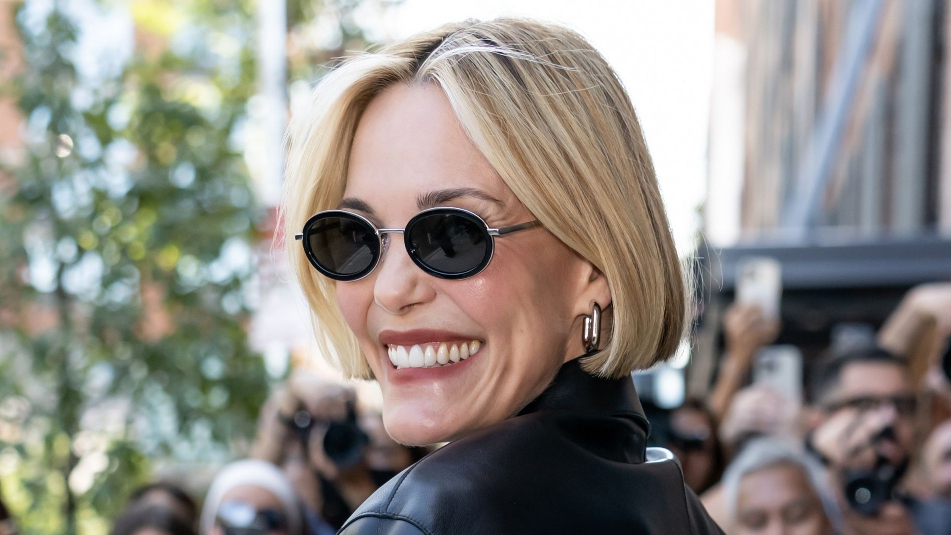 Leslie Bibb wears sunglasses