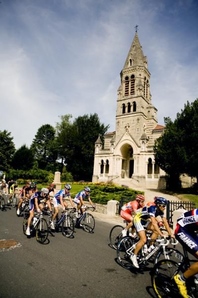 The pelton en route to Saint-Vulbas during stage one.