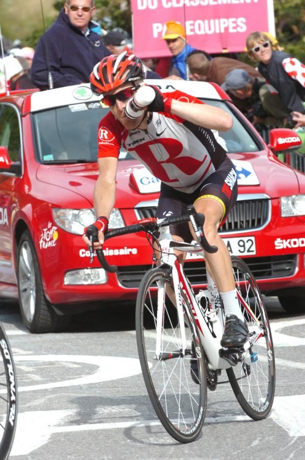 Levi Leipheimer (RadioShack) grabs a bottle