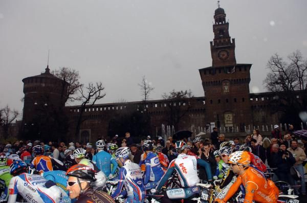 The peloton gets ready for the gun in Milan