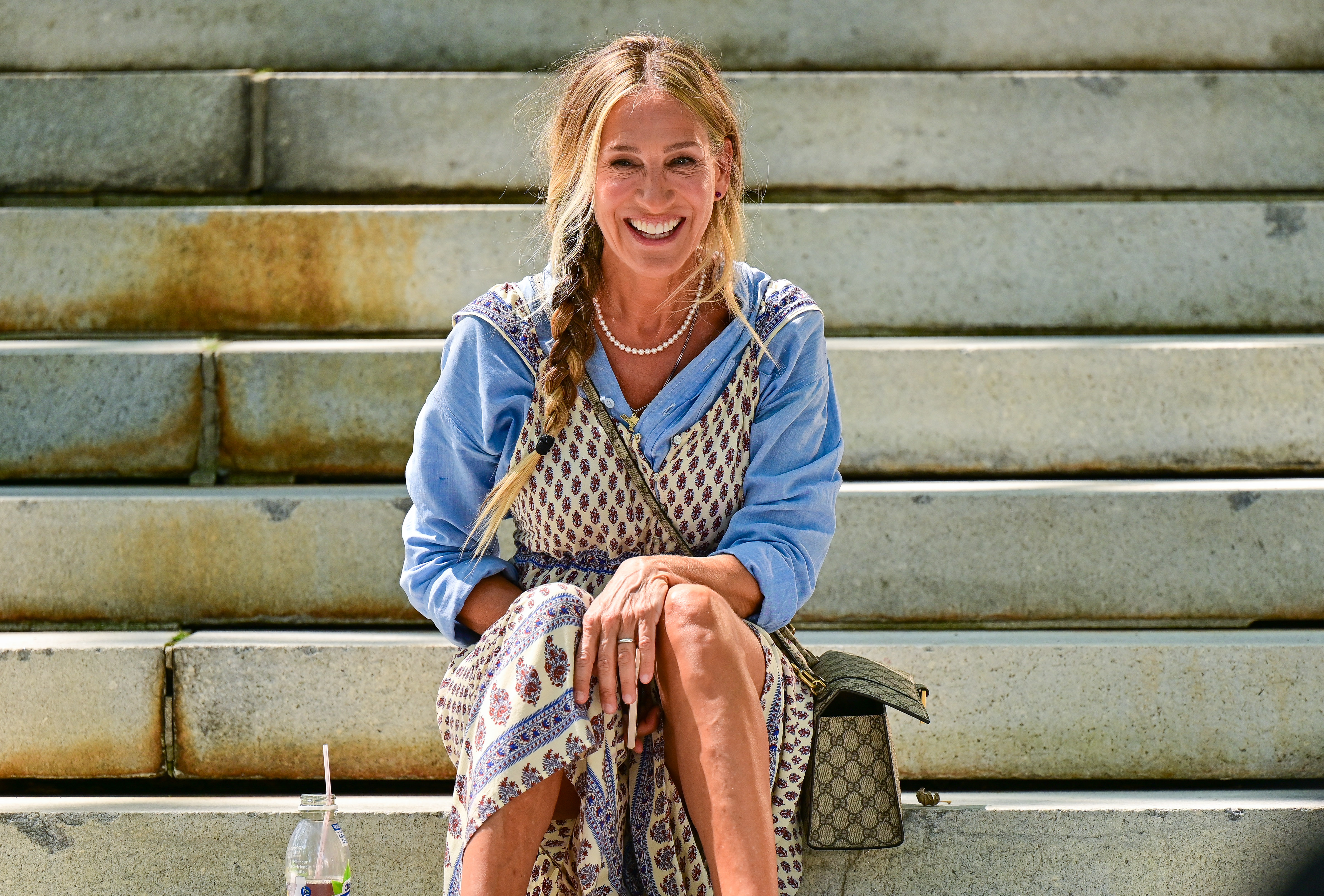 Sarah Jessica Parker sitting on city steps