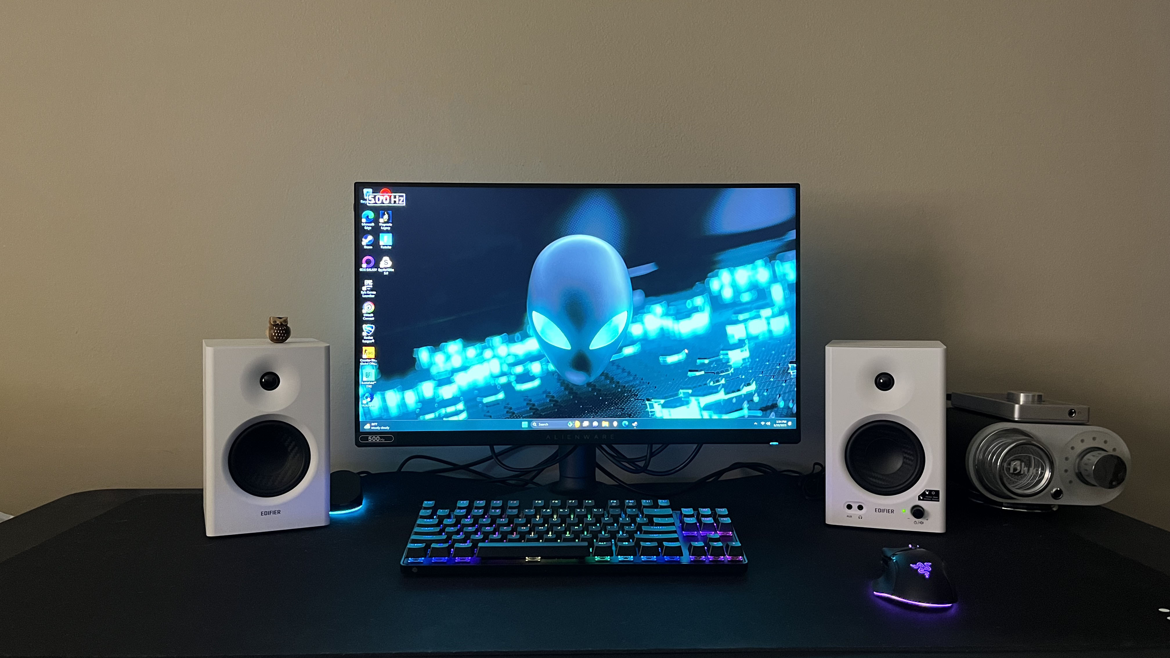 Alienware AW2524H 500 Hz em uma mesa de pé