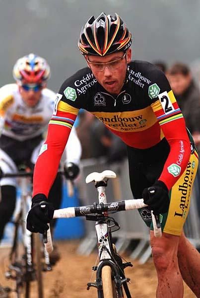 Sven Nys (Landbouwkrediet Colnago) makes a transition from riding ot running.