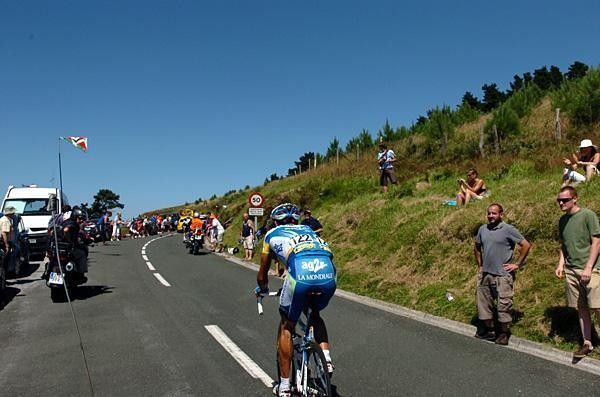 Jos&eacute; Luis Arrieta (AG2R La Mondiale) heads up Alto de Jaizkibel.