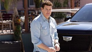 David Boreanaz as Jim Rockford walking by a car on The Rockford Files reboot.