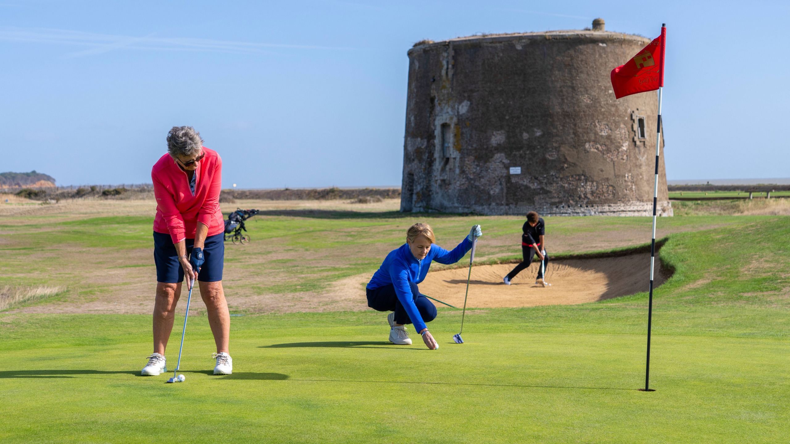 Gillian Anderson using her Ping G Le4 putter