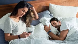 fitbit-charge-2_couple_waking-up_lifestyle