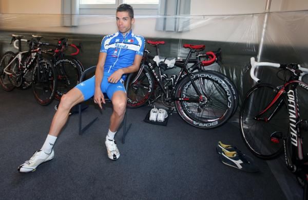 Giovanni Visconti waits for his Italian teammates before a pre-Worlds training ride