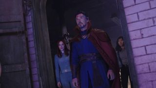 Doctor Strange, Christine Palmer en America Chavez kijken de multiverse in in Doctor Strage 2
