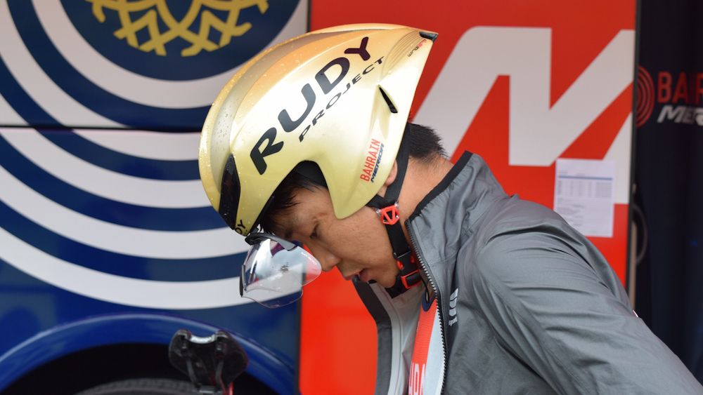 Meiyin Wang (Bahrain-Merida) gets ready for the prologue