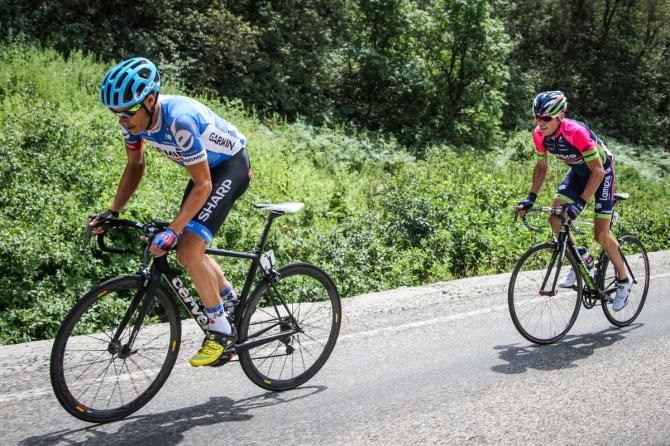 Tom Danielson (Garmin) opens up a gap on Chris Horner (Lampre-Merida).