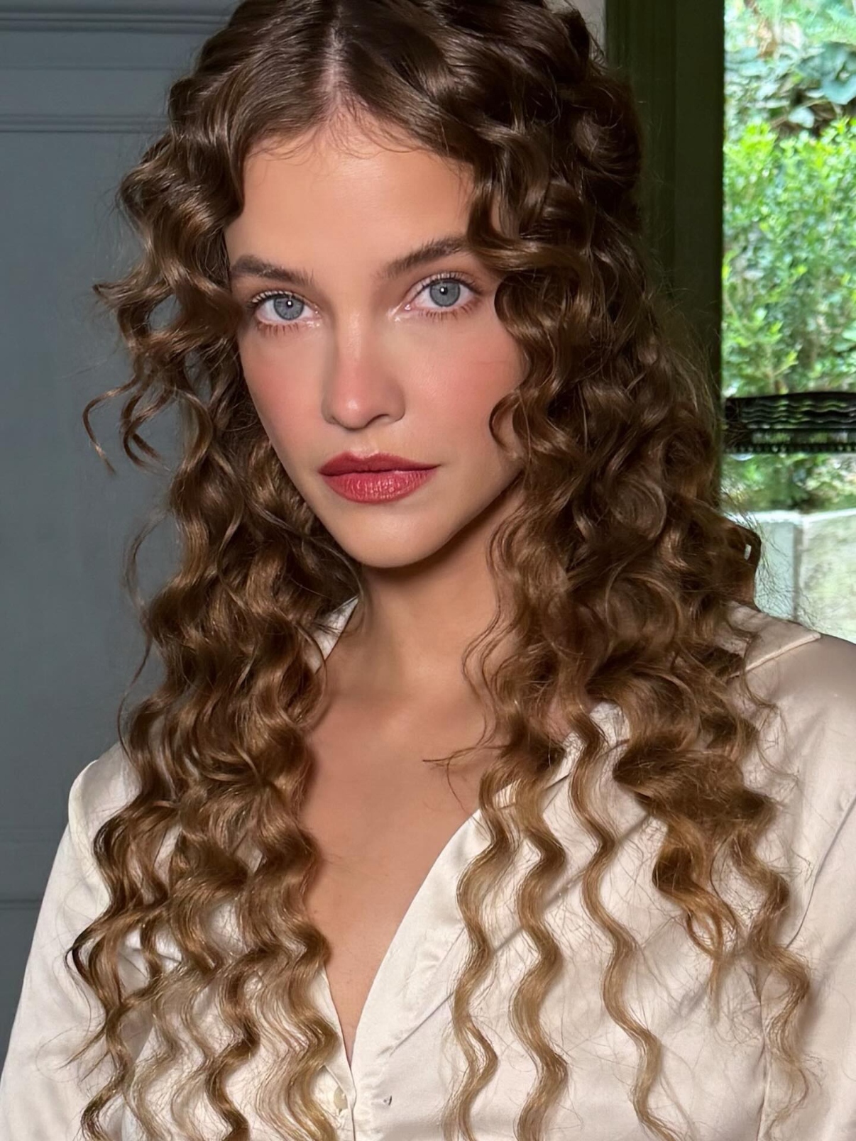 Watercolor makeup on Barbara Palvin by Tobi Henney