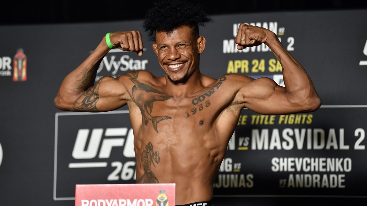 Alex Oliveira weighs in at UFC 261