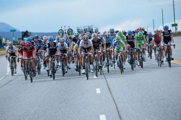 The field sits up just before the final climb.
