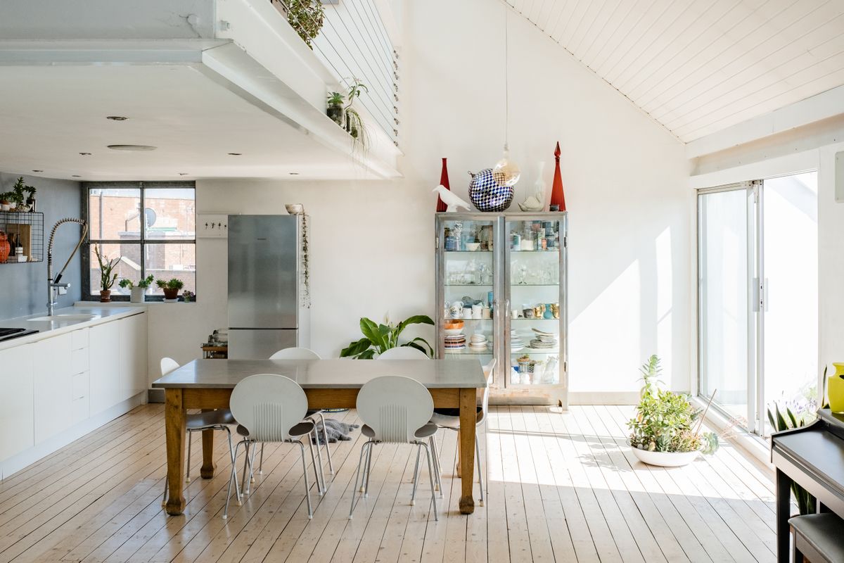 À l'intérieur d'un appartement penthouse dans l'une des premières conversions d'entrepôt de l'East End