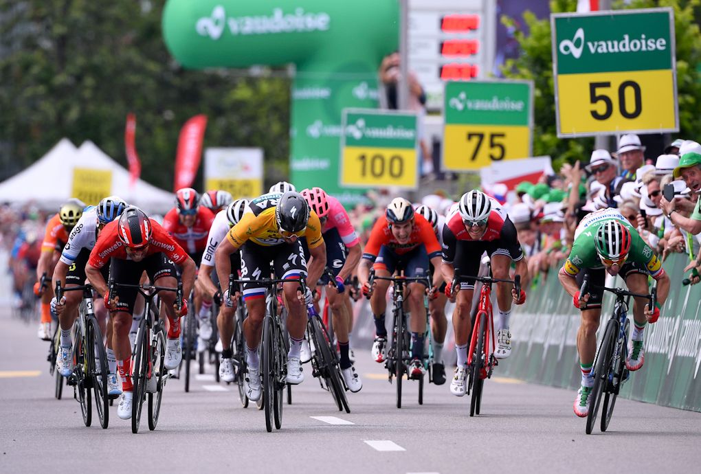 Elia Viviani (right) sprints to the win during stage 4 at Tour de Suisse