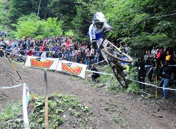Danny Hart (Giant Factory Team) entertaining the large crowd.