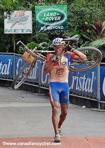 Federico Ramirez (BCR-Pizza Hut) walks in with the victory on Stage 1 of last year's edition.