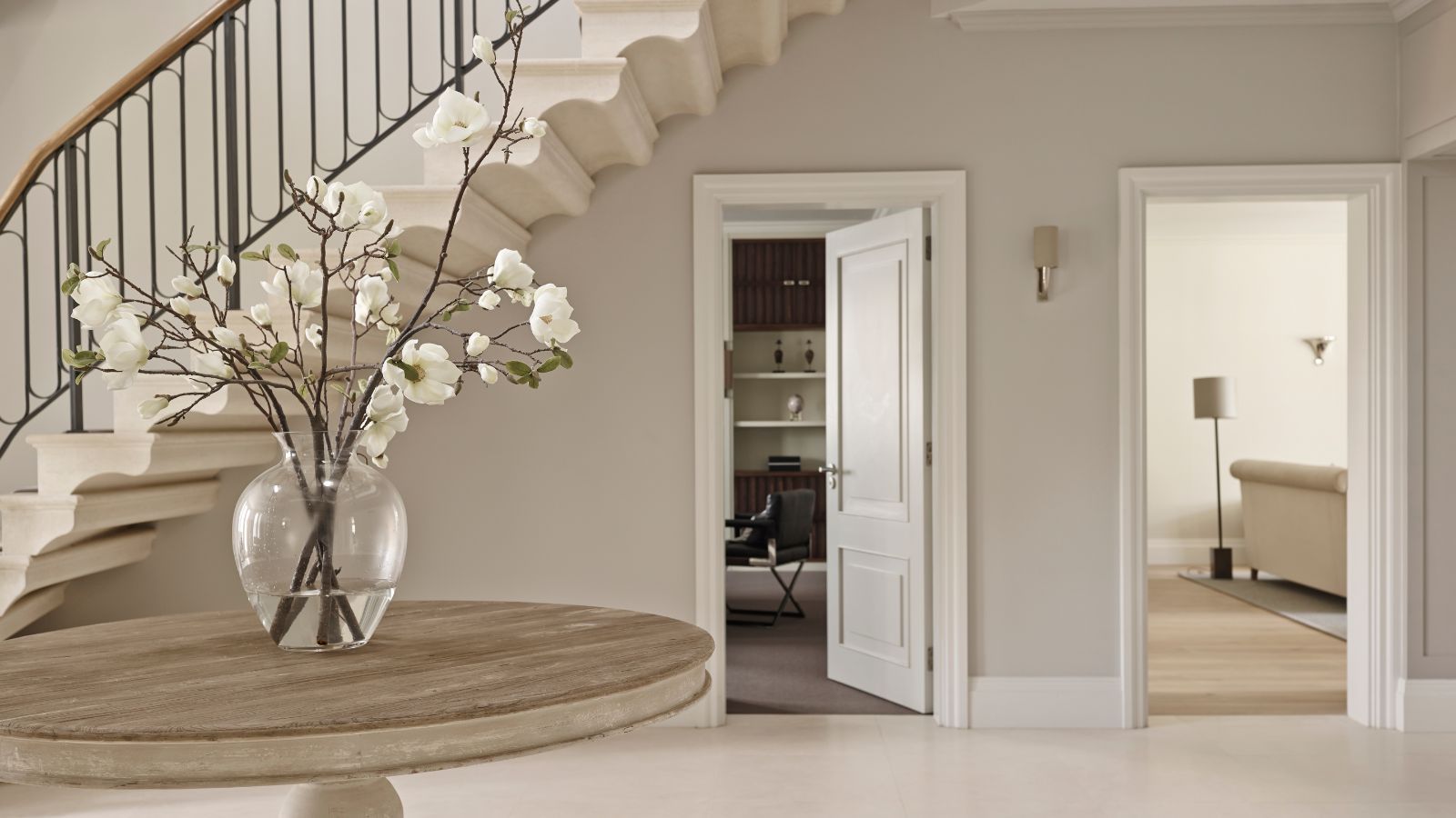 Things minimalists never have in an entryway: items to ban for clutter
