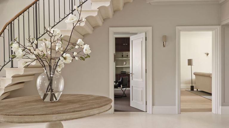 Things minimalists never have in an entryway: items to ban for clutter