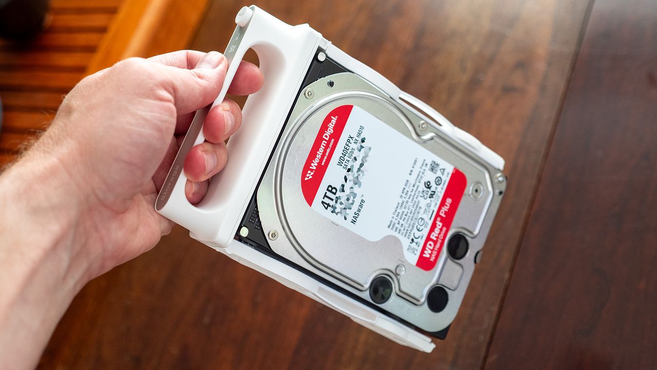 Setting up the UGREEN HomeAgent HA100 and plugging all the harddrives in