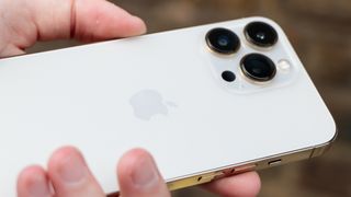 iPhone 14-rygter: Billedet viser bagsiden af en iPhone 13 Pro