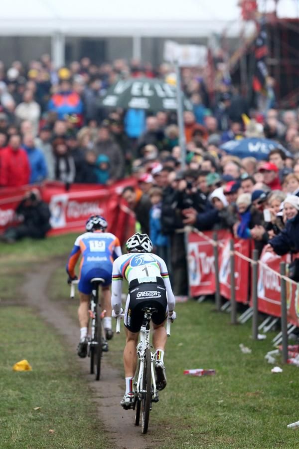 Van der Haar chases with Albert behind