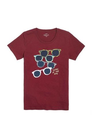 T-shirt, Clothing, Product, Red, Sleeve, Text, Top, Maroon, Font, Active shirt,