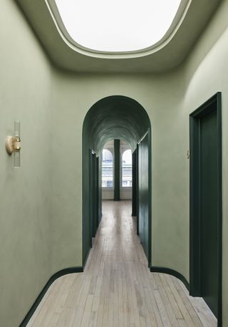 Ένα σκούρο και ανοιχτό πράσινο διάδρομο