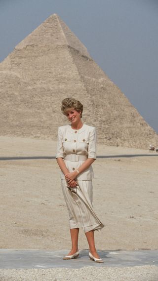 Princess Diana posing in front of the pyramids