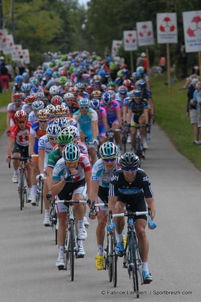 Racers fill the streets of Plouay