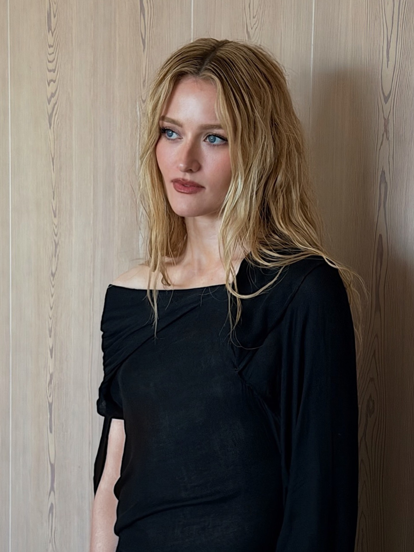 Sarah Pidgeon with blonde hair and beachy waves