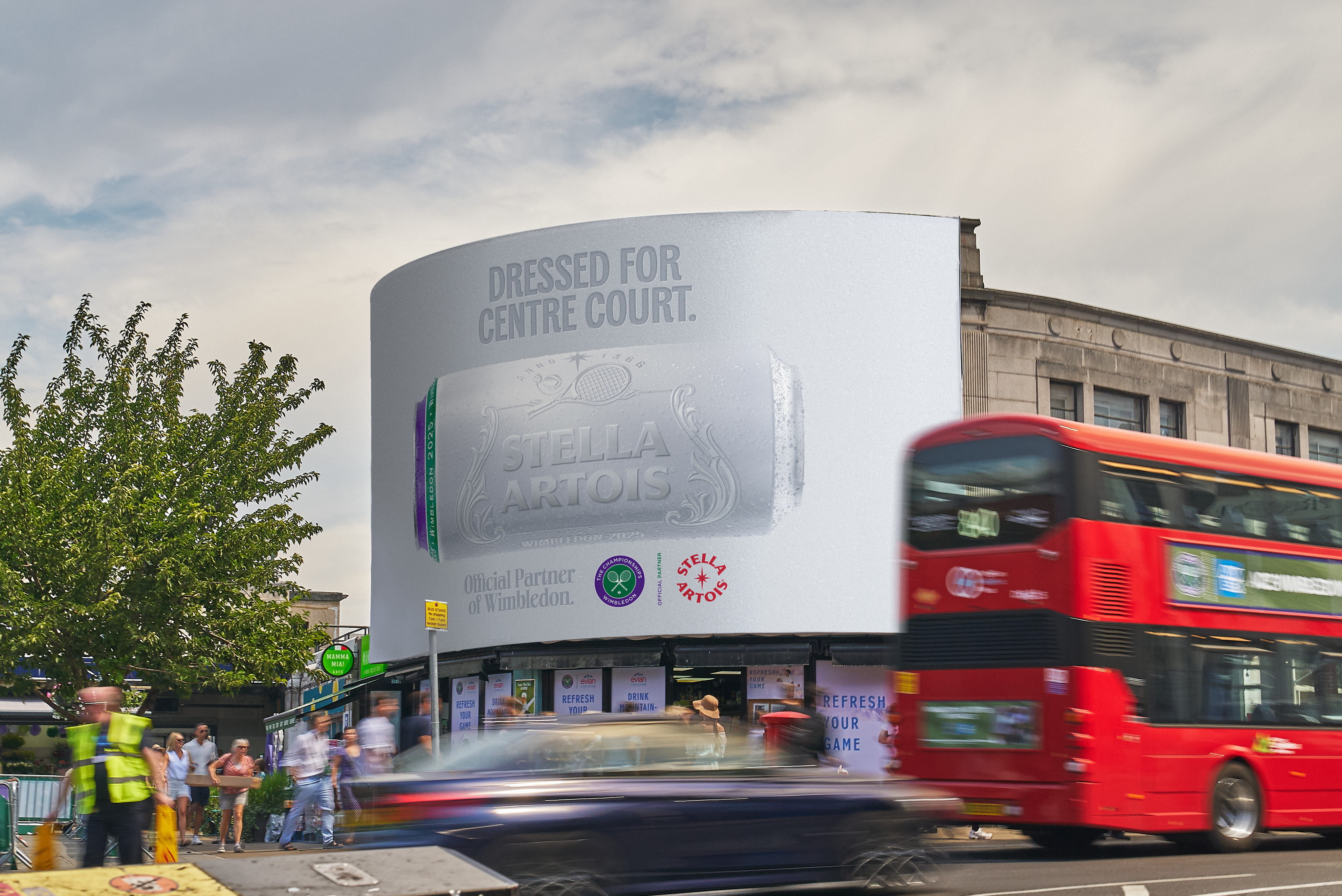 Un anuncio de Stella aparece en el costado de un edificio mientras pasa un autobús de Londres.