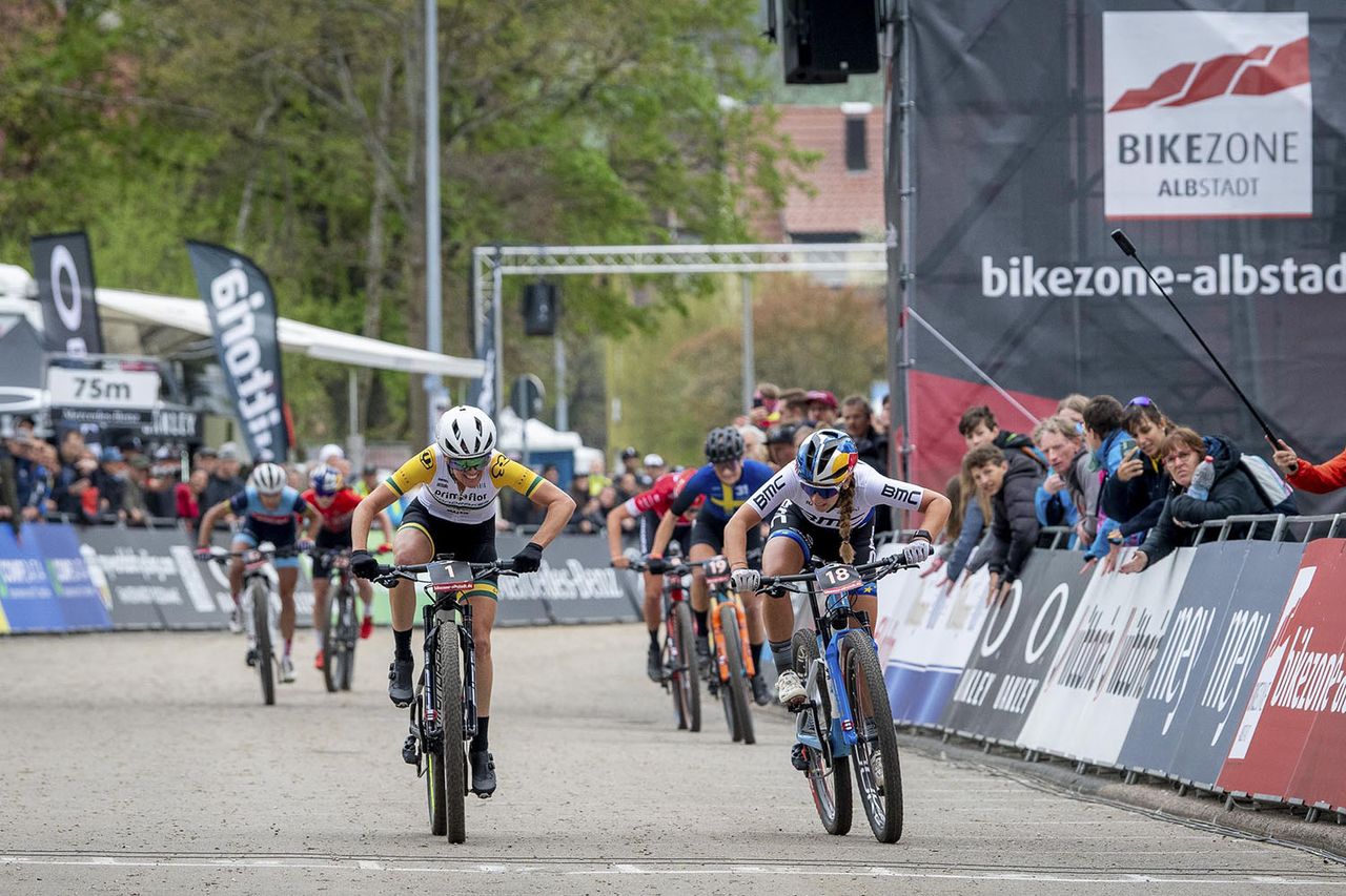 Final sprint between Rebecca McConnell (Primaflor Mondraker Genuins) and Pauline Ferrand Prevot (BMC MTB Racing)