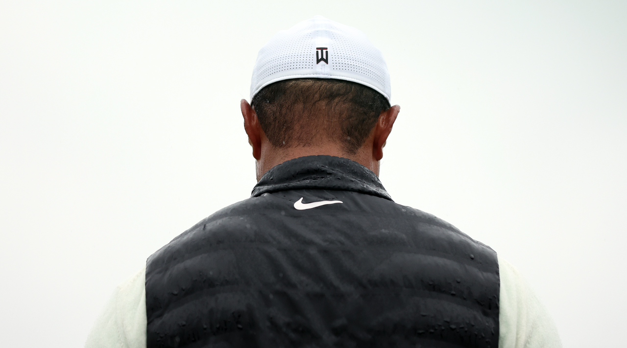 Tiger Woods&#039; head and shoulders from behind