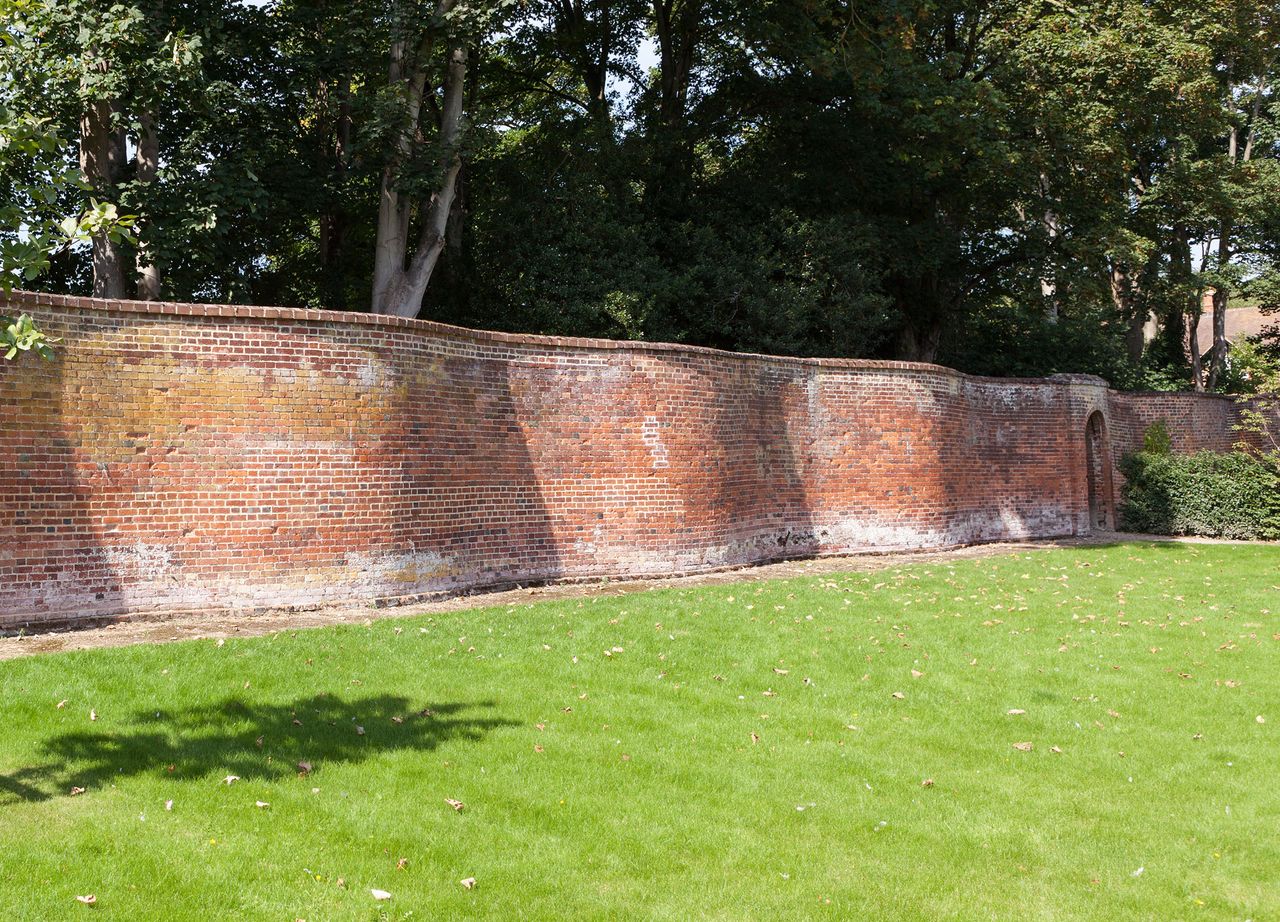 Most crinkle-crankle walls are in Suffolk, but this one is in Wheathampstead, and is the only publicly accessible example of a Crinkle-Crankle Wall in Hertfordshire.