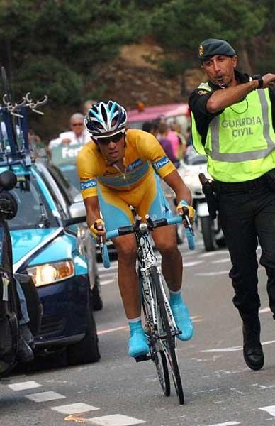 Come on Alberto! Contador had plenty of support