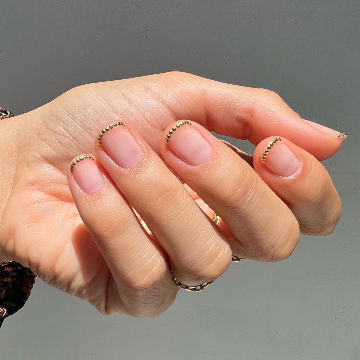 Elegant Gold Nails That Shine Every Day