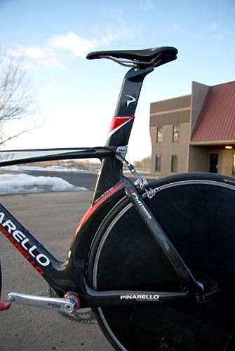 The seat tube closely follows the arc of the rear wheel.