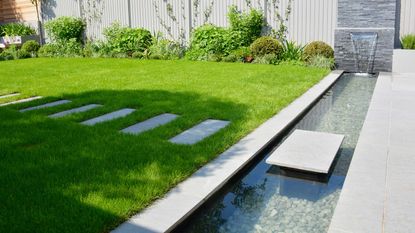 lawn edging ideas: water feature in garden by Tom Howard