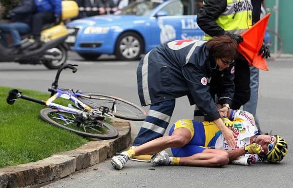 Massimiliano Mori (Saunier Duval) crashed on a roundabout with 35 km to go