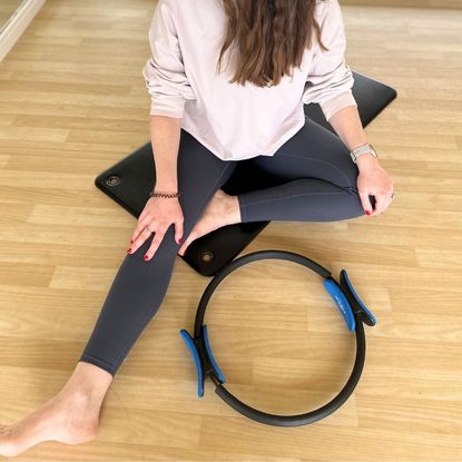 Pilates ring review: Anna trying a Pilates ring at home